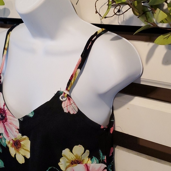 TEN SIXTY SHERMAN tank.       #1318 - Picture 2 of 6